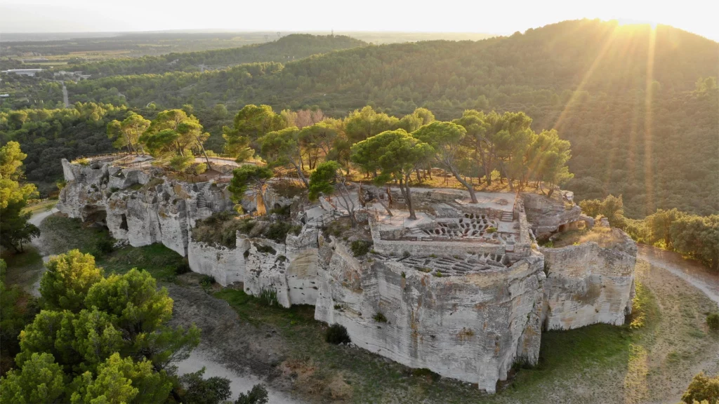 Abbaye de Saint Romain &agrave; visiter lors de votre s&eacute;jour &agrave; l'&eacute;crin des quais de Beaucaire, suite appartement de charme en location