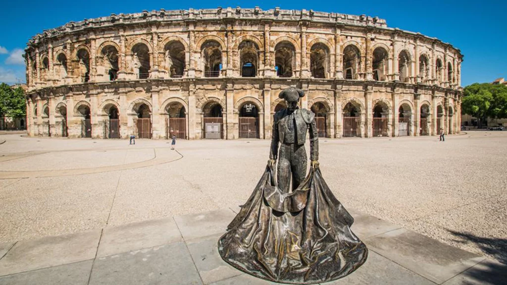Des ar&egrave;nes de N&icirc;mes &agrave; la Maison carr&eacute;e en passant par les jardins de la fontaine, d&eacute;couvrez nimes la romaine lors de votre s&eacute;jour en couple &agrave; l'&eacute;crin des quais
