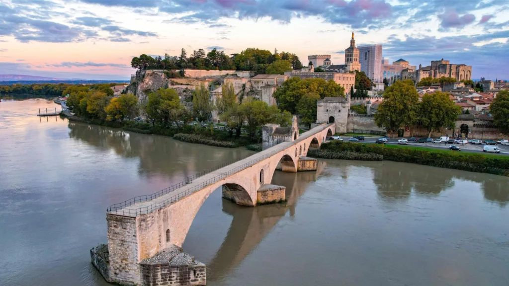 Visitez la cit&eacute; d'Avignon en s&eacute;journant &agrave; beaucaire lors de votre r&eacute;servation &agrave; l'&eacute;crin des quais
