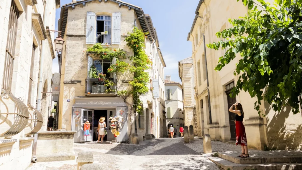 Louer une suite appartement de charme lors de votre visite sur Uzes, location vacances courts s&eacute;jour